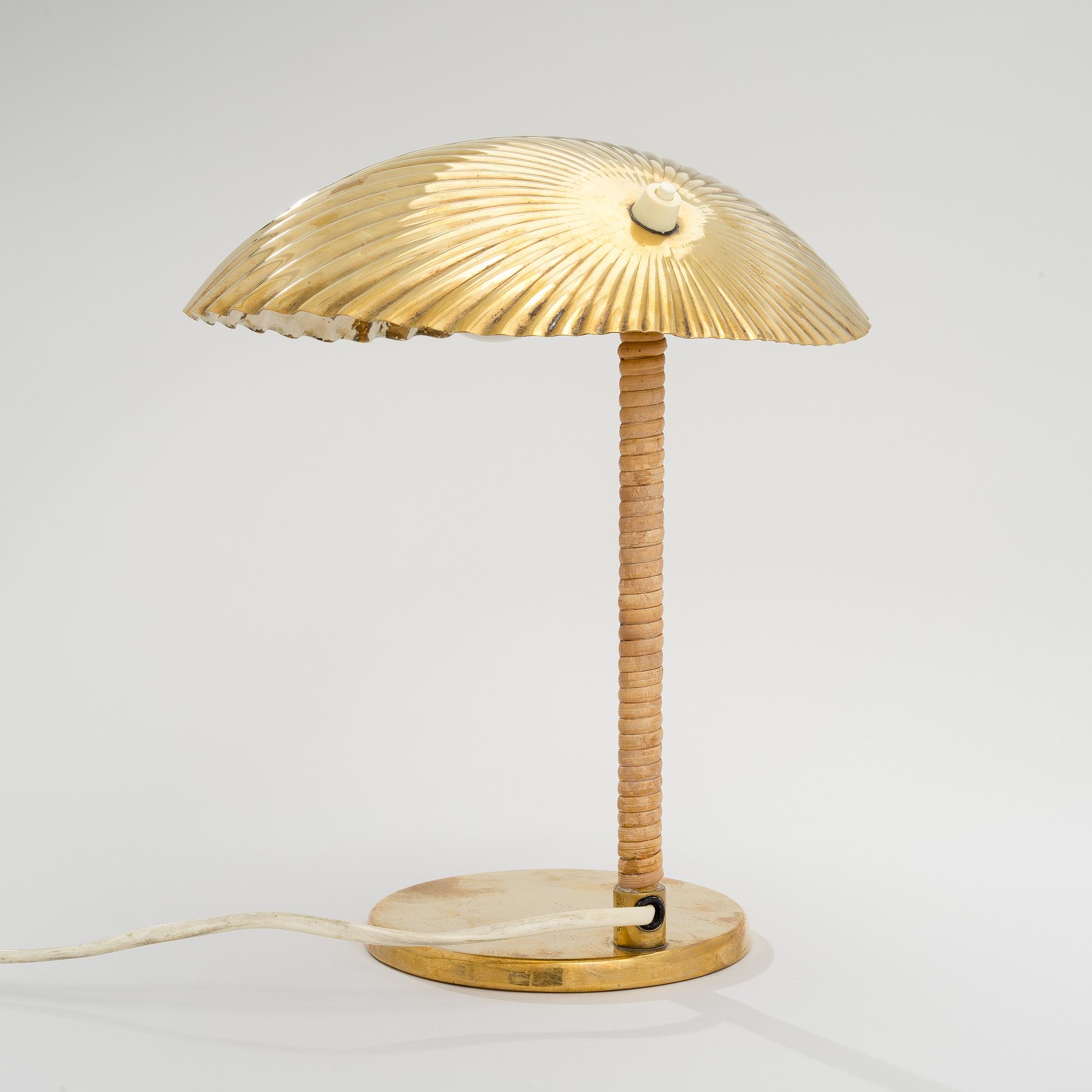 PAAVO TYNELL, BORDSLAMPA. Snäcka. Tillverkad av Taito Oy. Formgiven 1938/39.