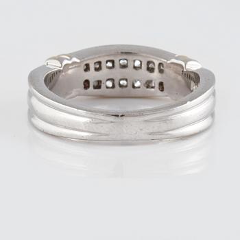 RING, 18K guld och platina med prinsesslipade diamanter ca 1.00 ct. Vikt 7,9 gram.