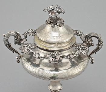 SOCKERSKÅLAR, ett par, silver, Lars Larsson & Co, Göteborg, 1859/1867. Tot vikt ca 2000 g.