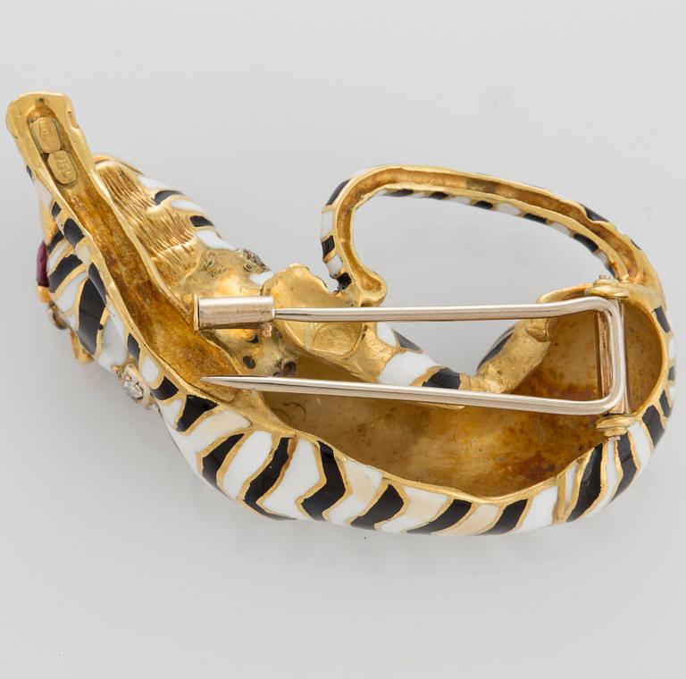 Kattbrosch 18K guld med svart och vit emalj samt runda briljantslipade diamanter och fasettslipade rubiner.