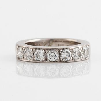 An 18K white gold ring set with round brilliant-cut diamonds.