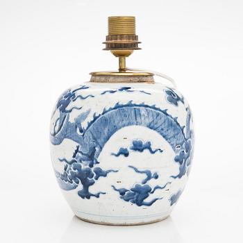 Bojaani/lampunjalka, posliinia. Kiina, Qing-dynastia, 1800-luku.