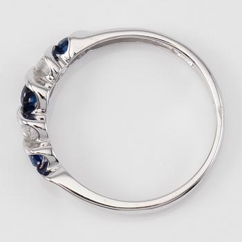 RING, 10K vitguld safirer och mindre diamanter.
