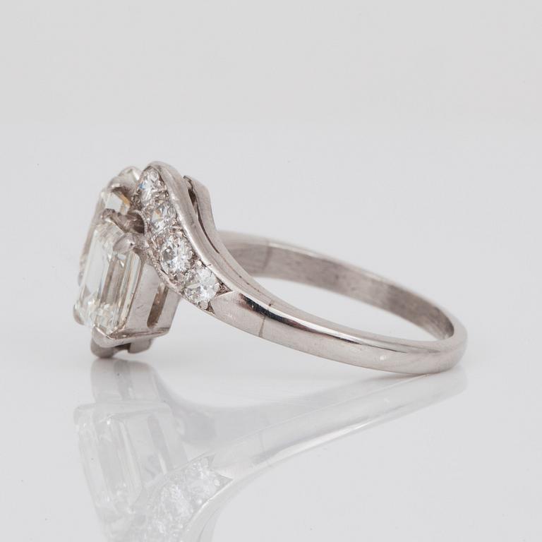 RING med briljant- och smaragdslipade diamanter.