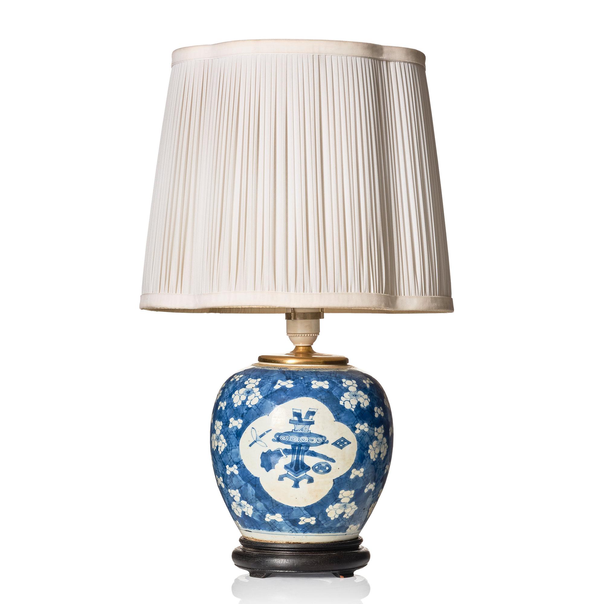 A blue and white jar mounted as a lamp, Qing dynasty, 18th Century.