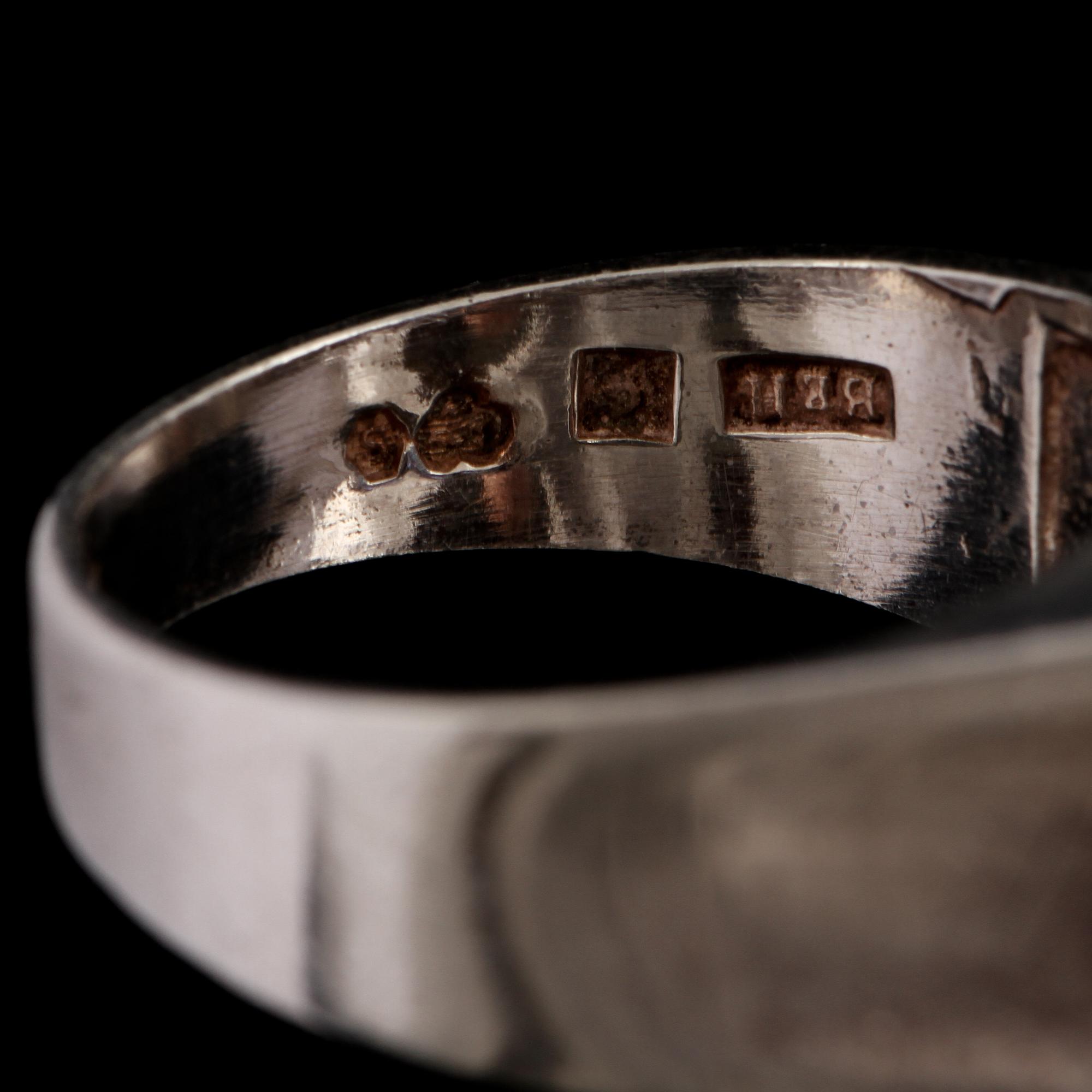 RING, silver med fasettslipad lila pastesten, Bengt Hallberg, Köping, 1963. Vikt 5 g.