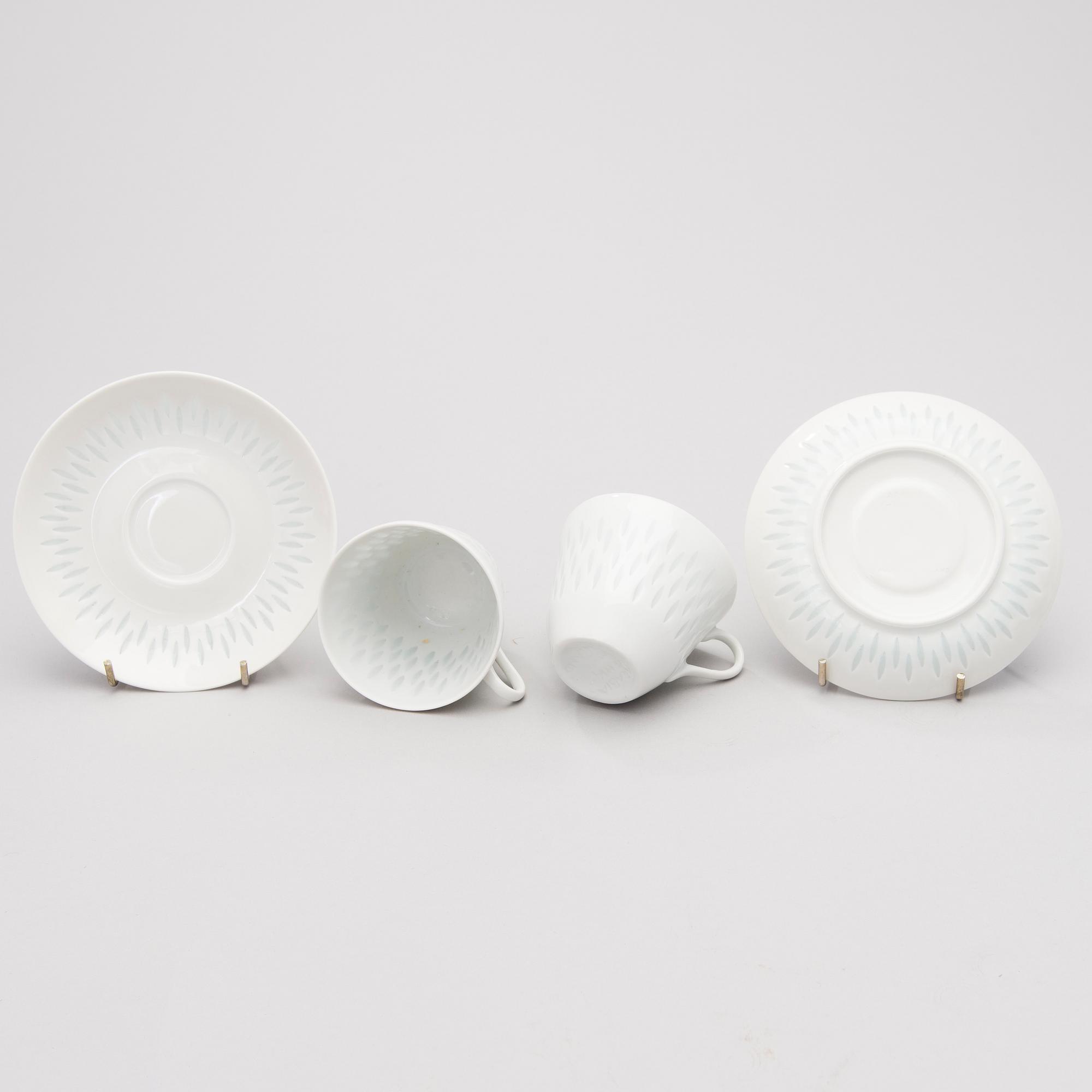 A 40-piece set of tableware in porcelain, signed F.H.Kj. Finland Arabia.