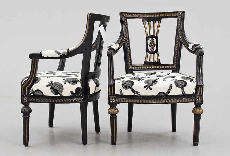 KARMSTOLAR, 2 st snarlika, gustavianska, 1700-tal.