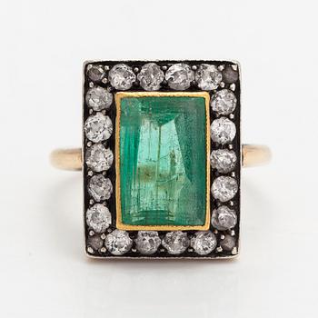 An 18K gold ring with an emerald and diamonds ca. 0.72 ct in total. Viktor Lindman, Helsinki 1913.