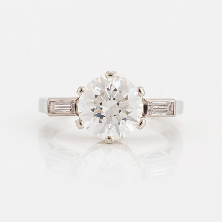 RING med en gammalslipad diamant.