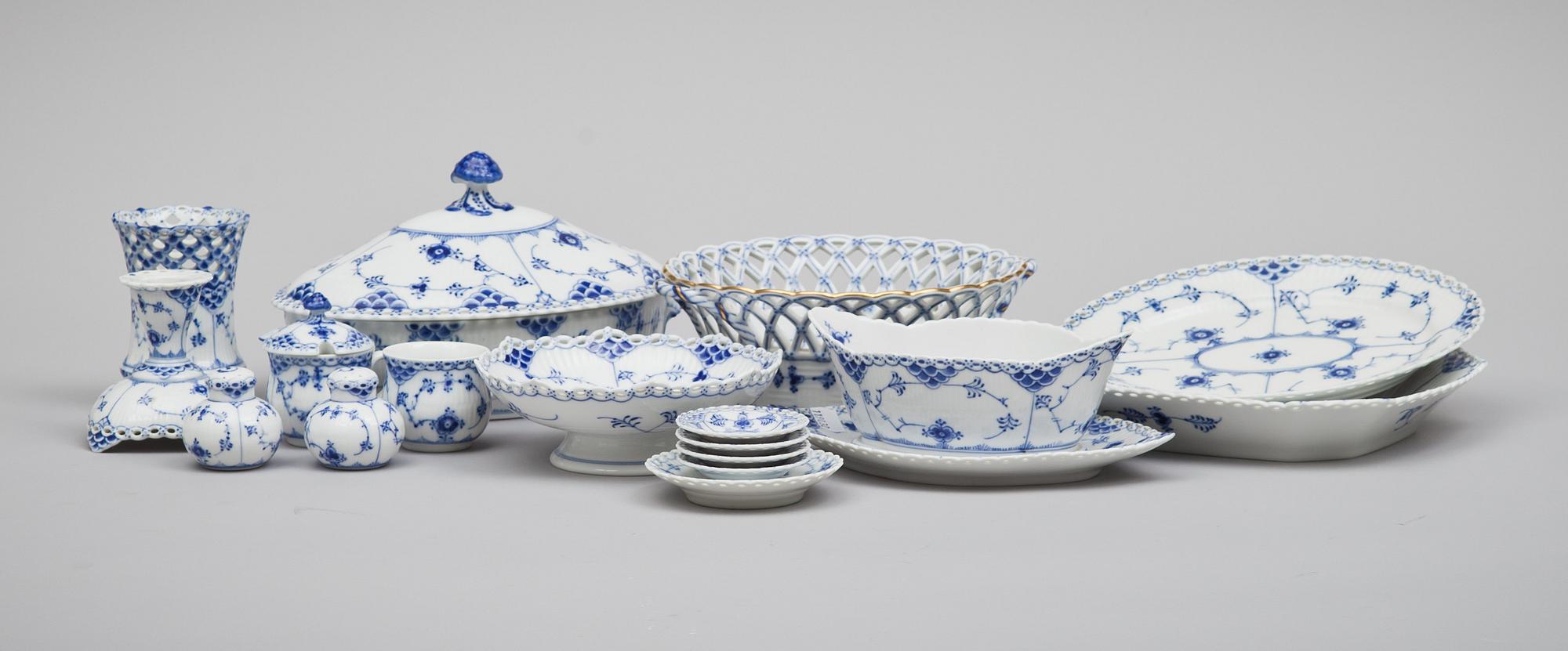 SERVISDELAR, porslin, "Musselmalet", Royal Copenhagen, 43 delar, 1900-talets andra hälft.