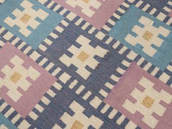 Sigvard Bernadotte, a carpet, "Vitsippa", flat weave, 846 x 395,5 cm, signed SB.