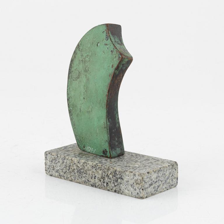 Barbro Hedström, skulptur. Signerad och numrerad. Grönpatinerad brons, total höjd 12 cm.