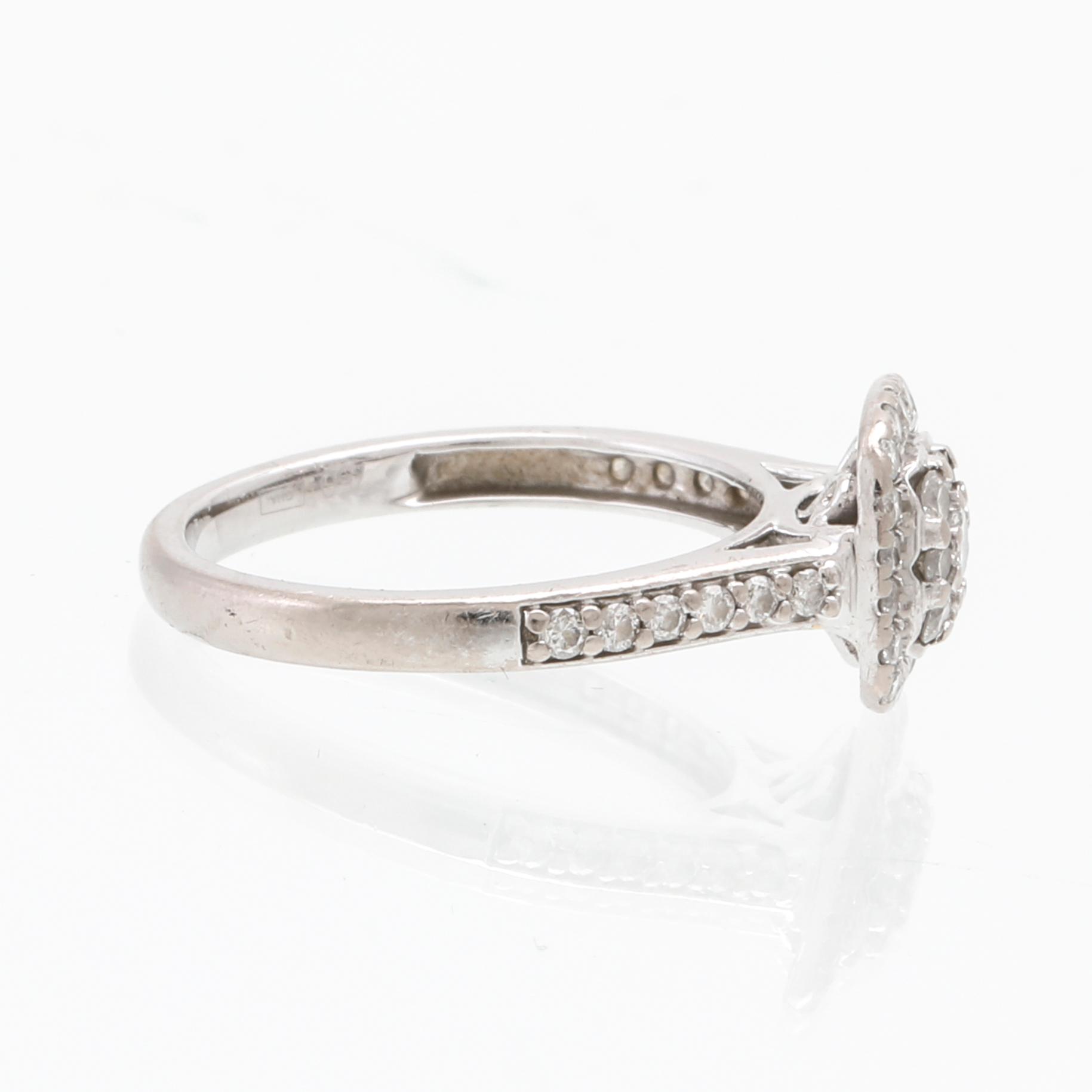 Ring 18K vitguld med runda briljantslipade diamanter.