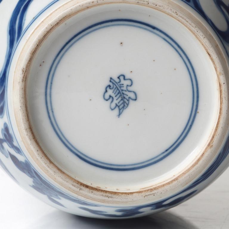A blue and white vase, Qing dynasty, Kangxi (1662-1722).