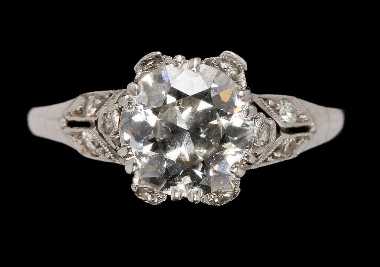 RING, platina med gammalslipade diamant, ca 1 ct.