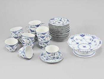 KAFFESERVISDELAR, 14 delar, "Musselmalet", Royal Copenhagen, 1900-talets andra hälft.