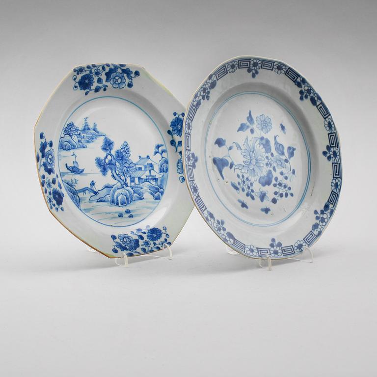 TALLRIKAR, 2 st olika, porslin, Qianlong 1736-1795.