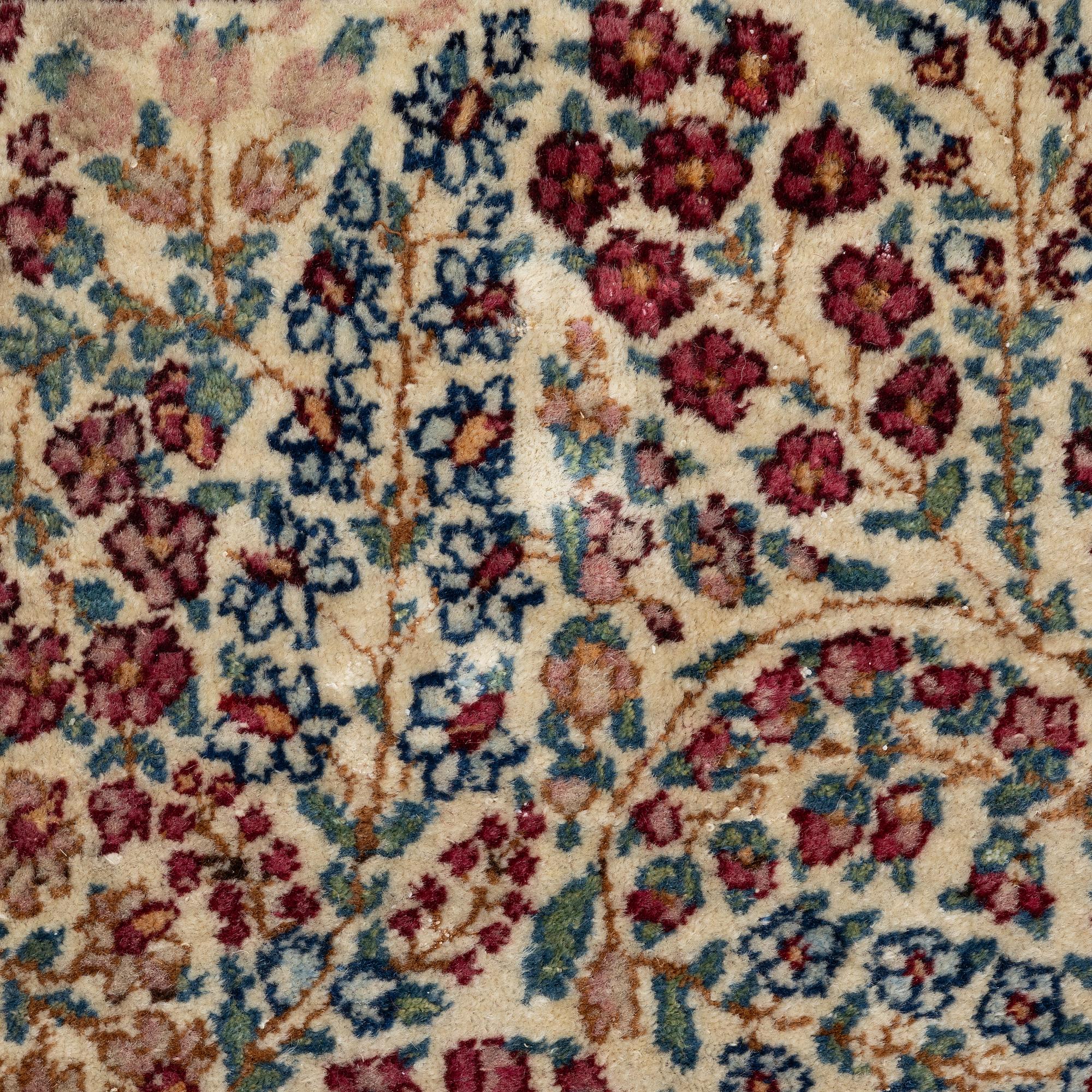 Rug, Kirman Millefleur, approx. 250 x 150 cm.