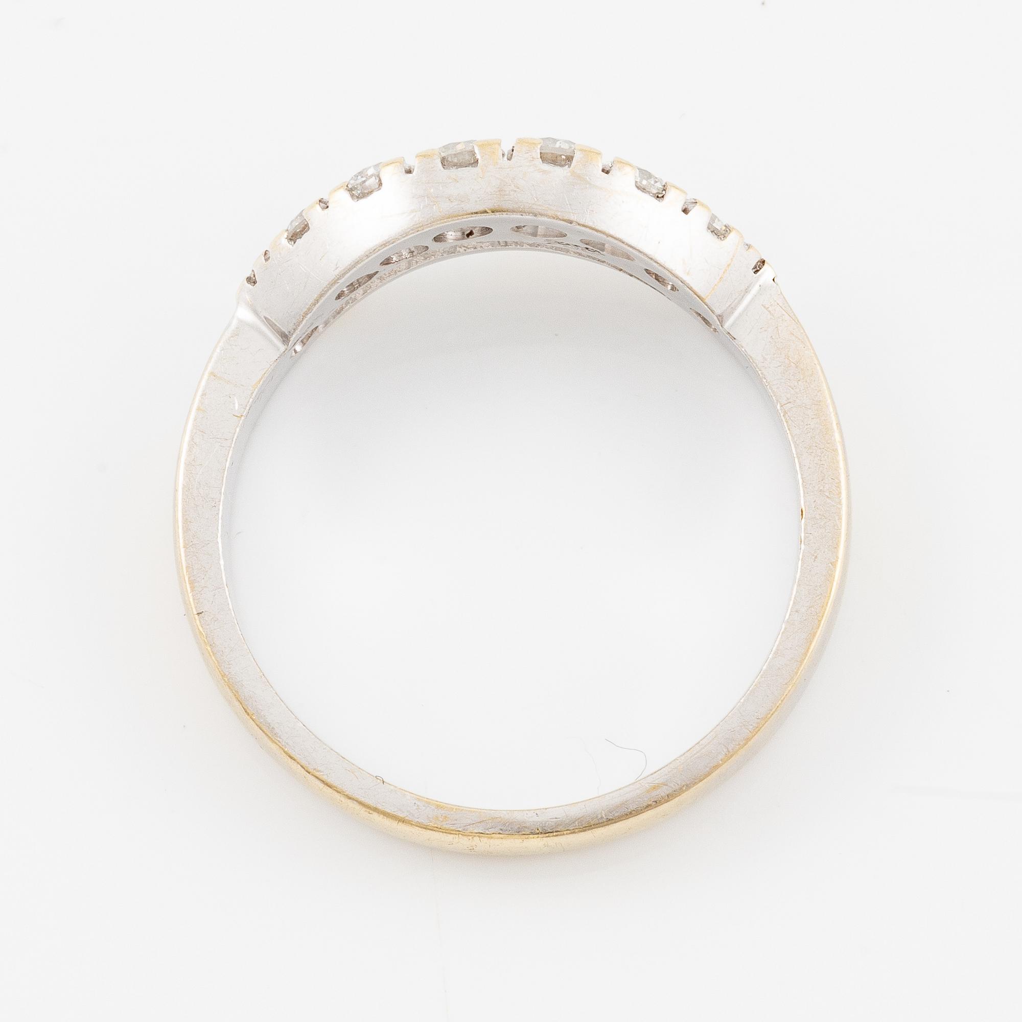 Ring, 18K vitguld med briljantslipade diamanter.