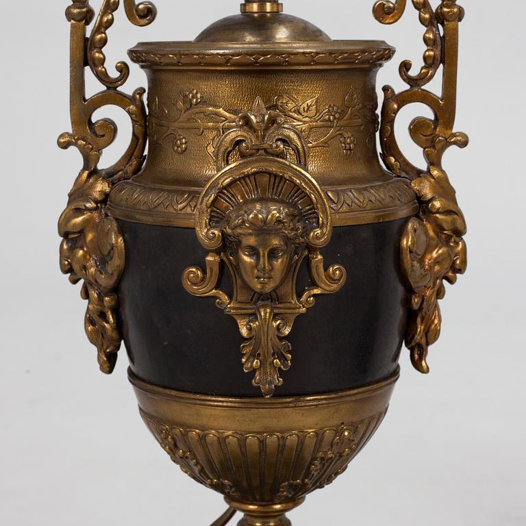 Bordslampor, ett par, sekelskiftet 1800/1900.