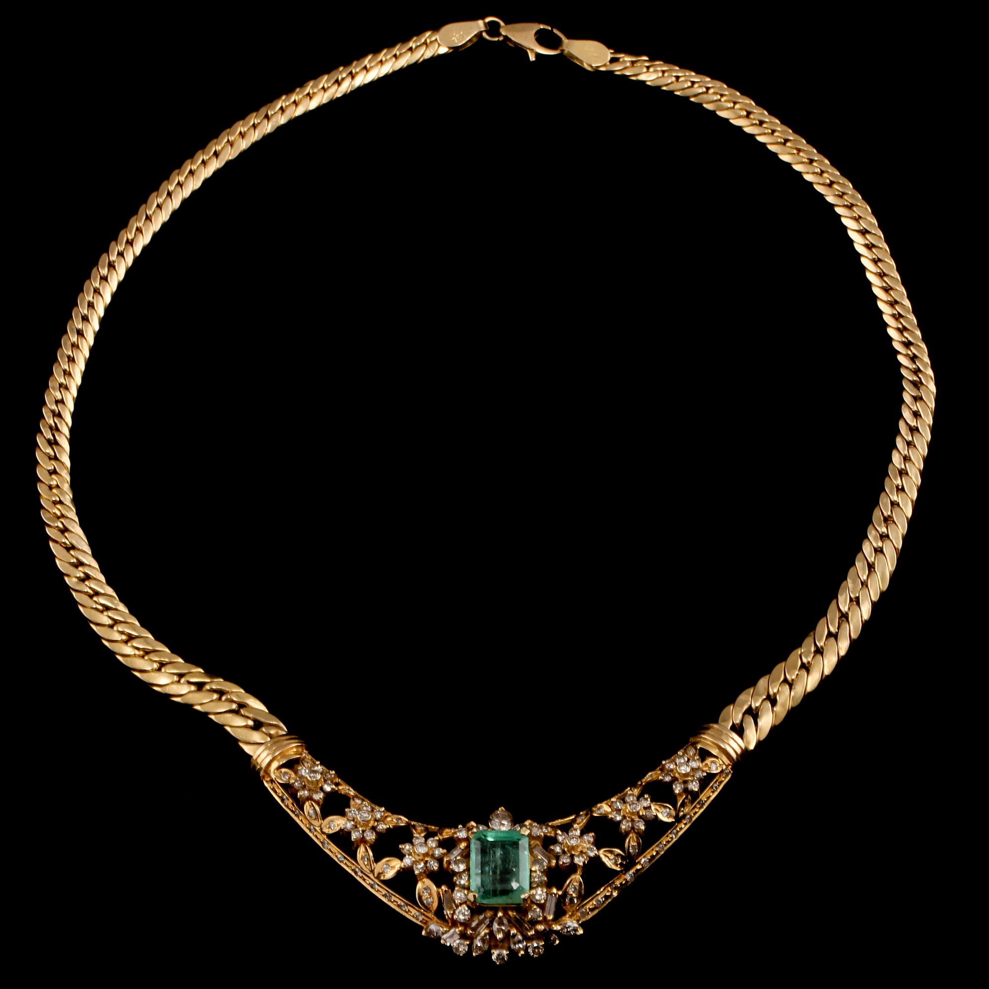 COLLIER, 18k guld med smaragd samt navette-, baguett- och briljantslipade diamanter, utländska stämplar. Vikt 36 g.