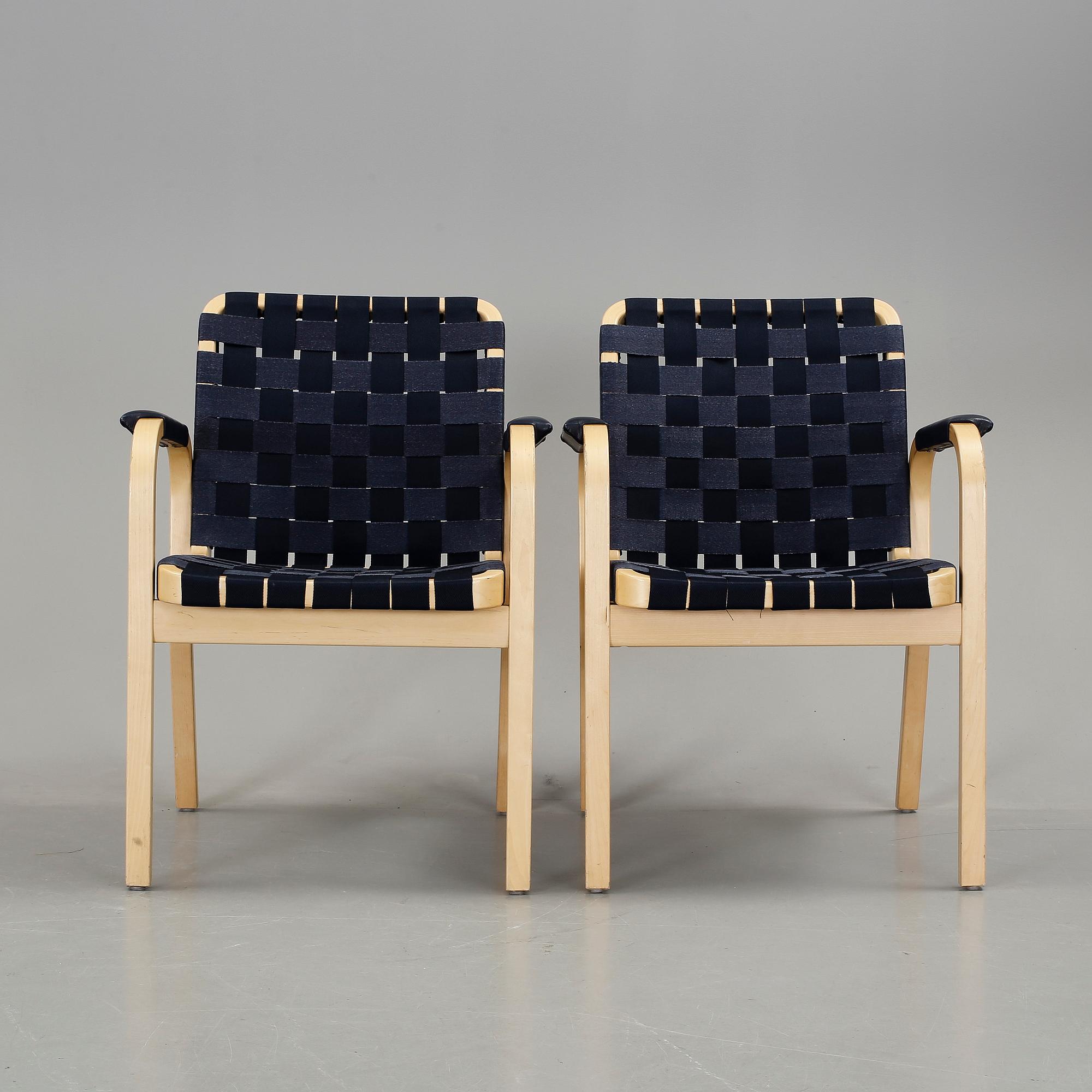 KARMSTOLAR, ett par. Modell 45, Alvar Aalto, Artek.