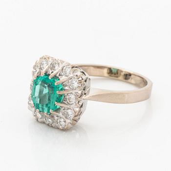 Ring 18K vitguld med en fasettslipad smaragd.