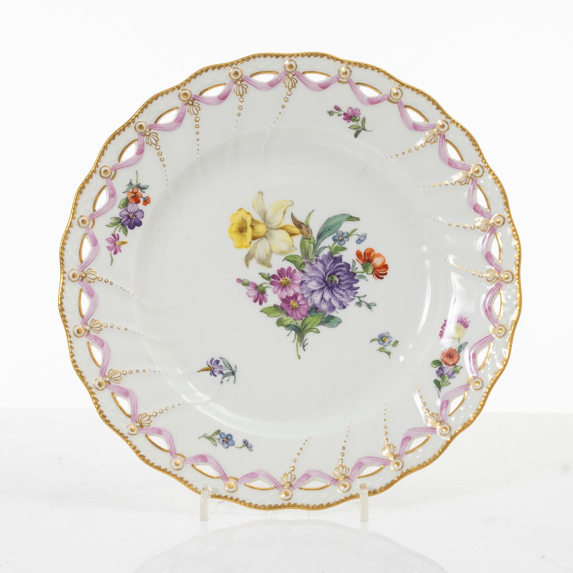 Royal Copenhagen, A pair of lattice bowls with stands and a pair of leaf-shaped dishes, 'Saxon Flower', Denmark, 1923-34.