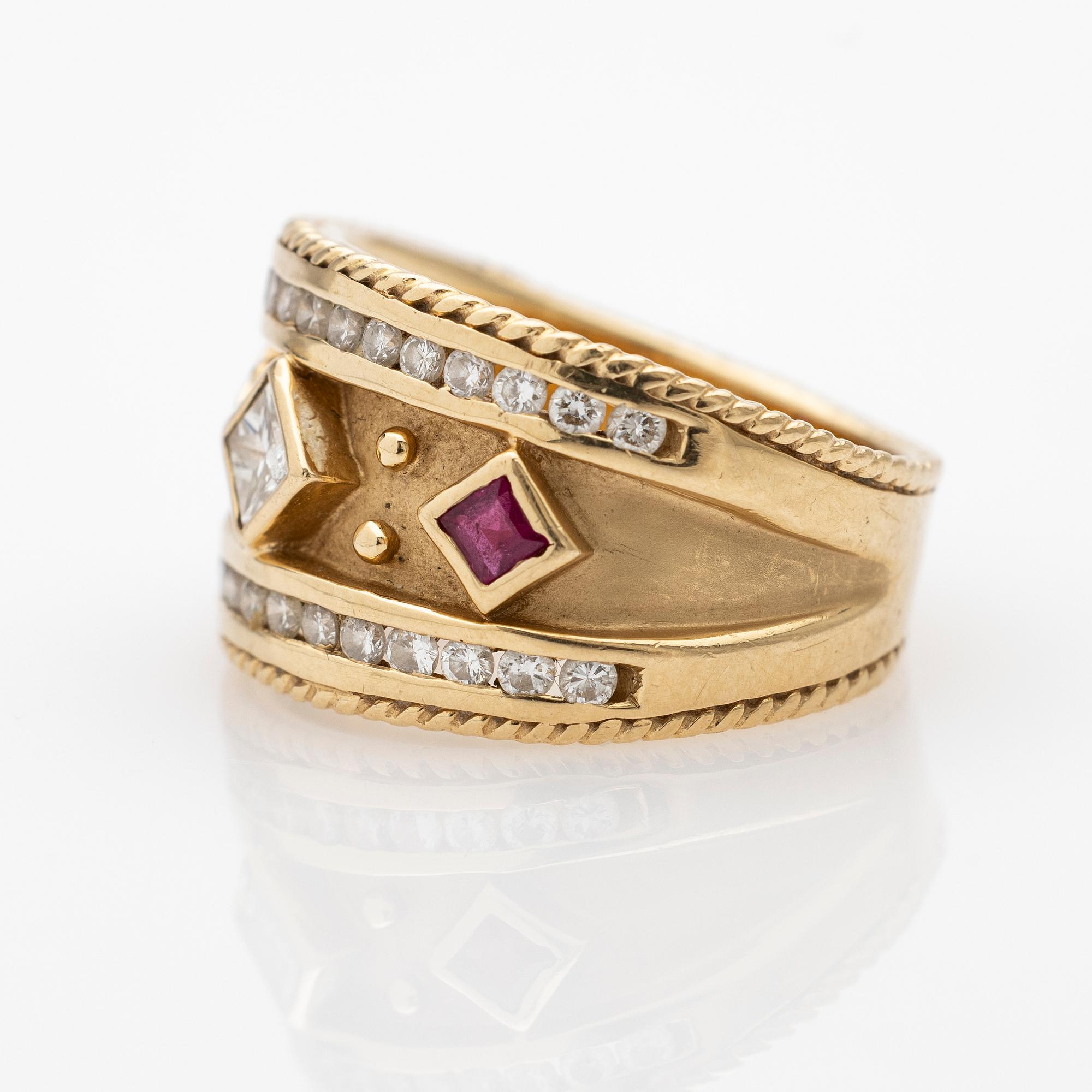 Ring, 18k guld, prinsesslipad diamant och röd sten.