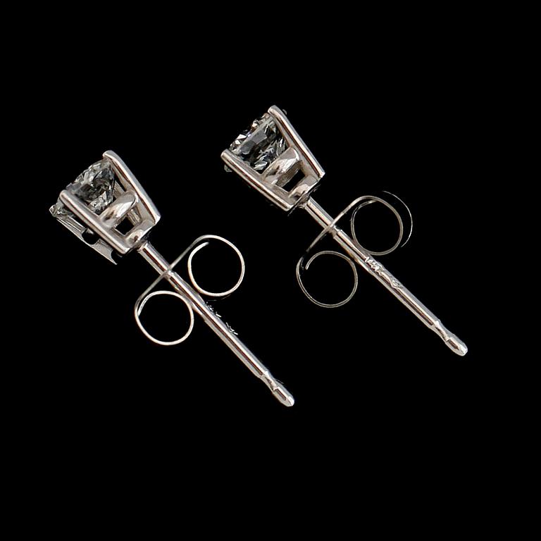 ÖRHÄNGEN, 1 par, 14 k vitguld. Briljantslipade diamanter tot ca 0.33 ct.