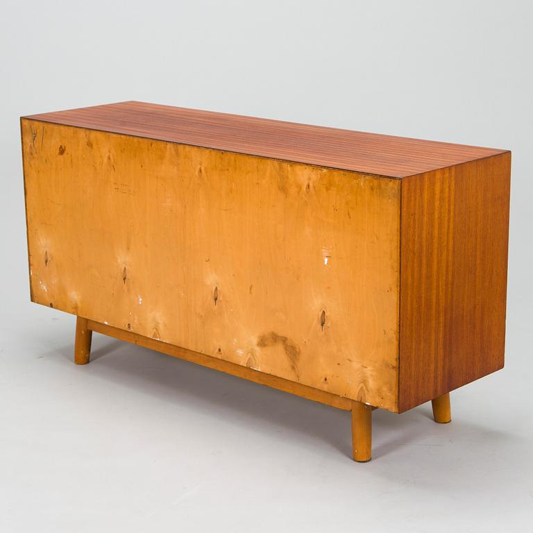 Skänk / sideboard, tillverkare TJ Kumpulainen, 1900-talets mitt.