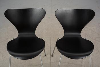 STOLAR, ett par, "Sjuan", Arne Jacobsen, Fritz Hansen, etikettmärkta 2000.