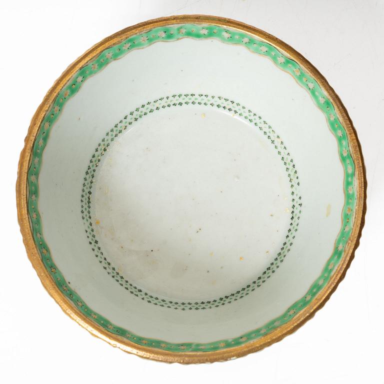 A set of six Chinese export porcelain service pieces, Qing dynasty, Qianlong (1736-95).