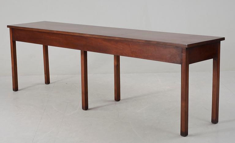 SIDEBOARD, Engelsk stil, 1900-talets andra hälft.
