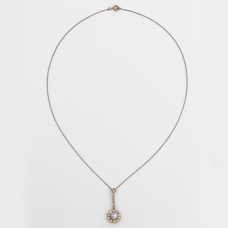 Hängsmycke med en boutonformad pärla och gammalslipade diamanter.