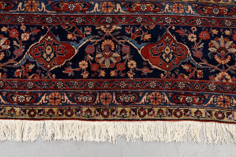 A carpet, semi-antique Kashan, a so-called Dabri, ca 394,5 x 310 cm.