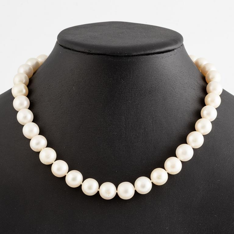 Necklace, cultured freshwater pearls, clasp 14K gold.