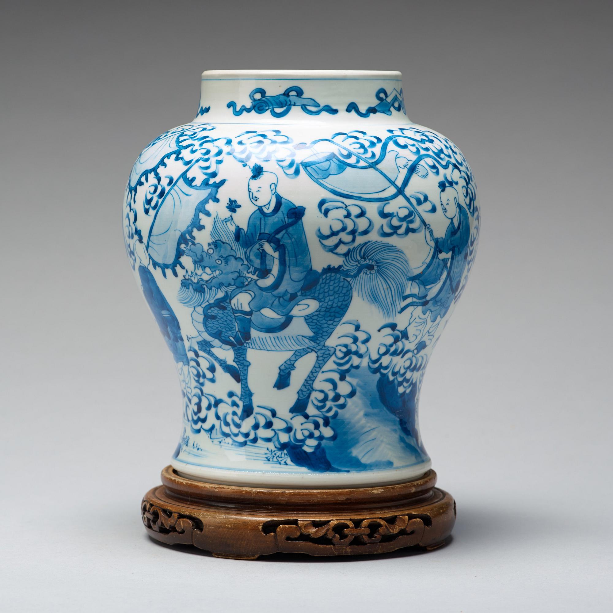 A blue and white jar, Qing dynasty, Kangxi (1662-1722).