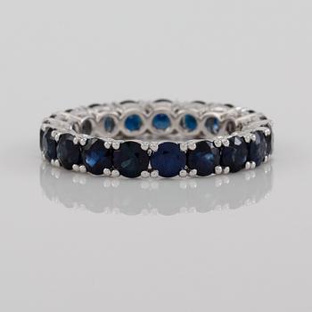 RING, 18K vitguld och safirer tot ca 4.00 ct.