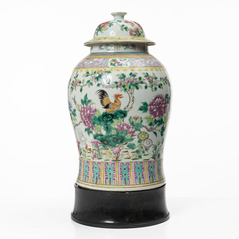 Urna med piedestal, Kina, 1900-talets första hälft.