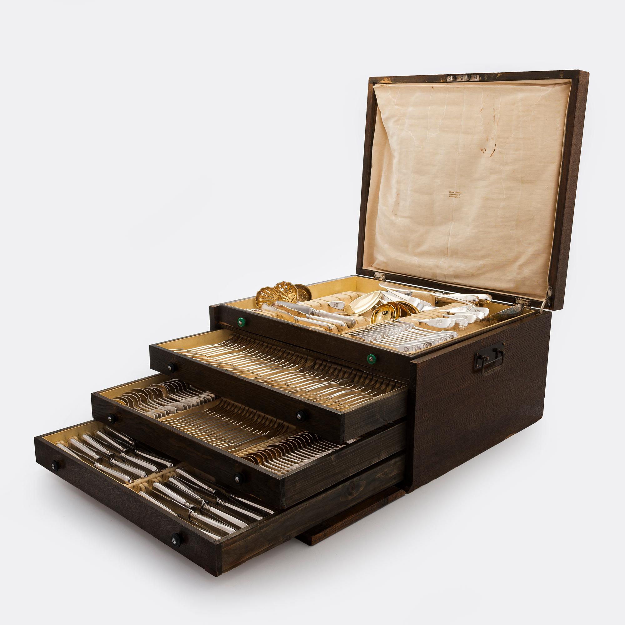 A canteen box of 253 pieces silver cutlery by Viktor Lindman, Helsinki 1916.
