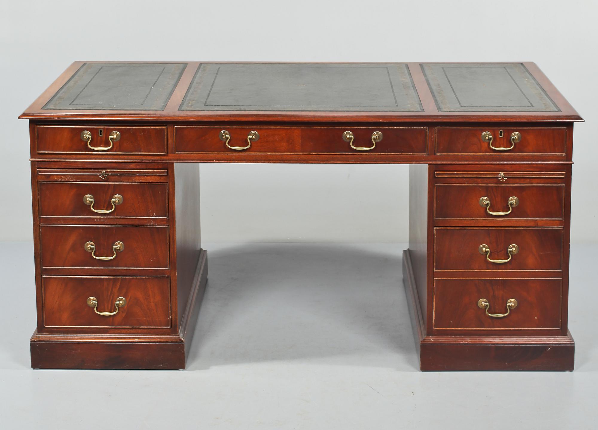 SKRIVBORD, engelsk stil, 1900-talets andra hälft.