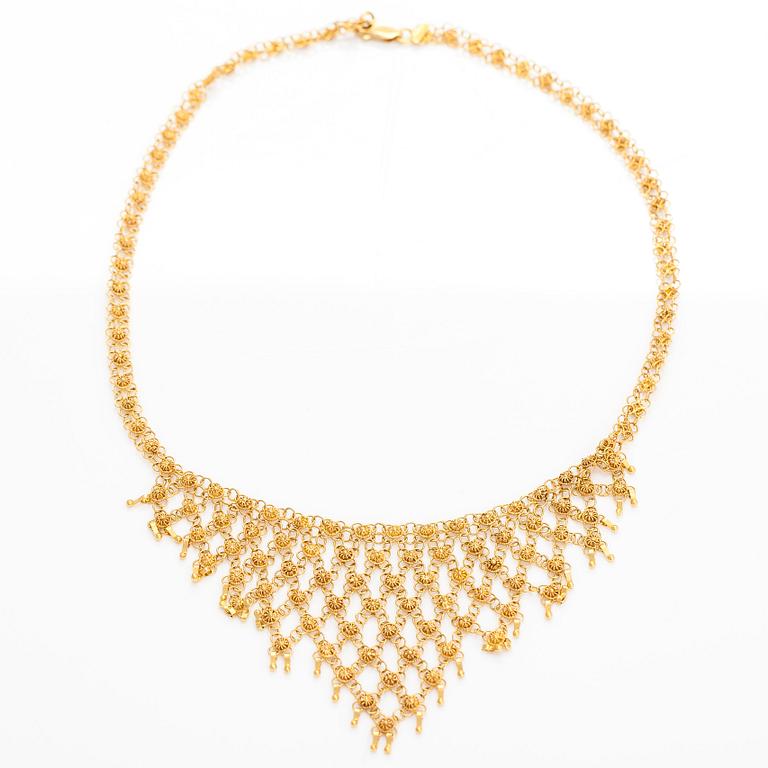 An 18K gold filigree necklace. Foreign hallmarks.