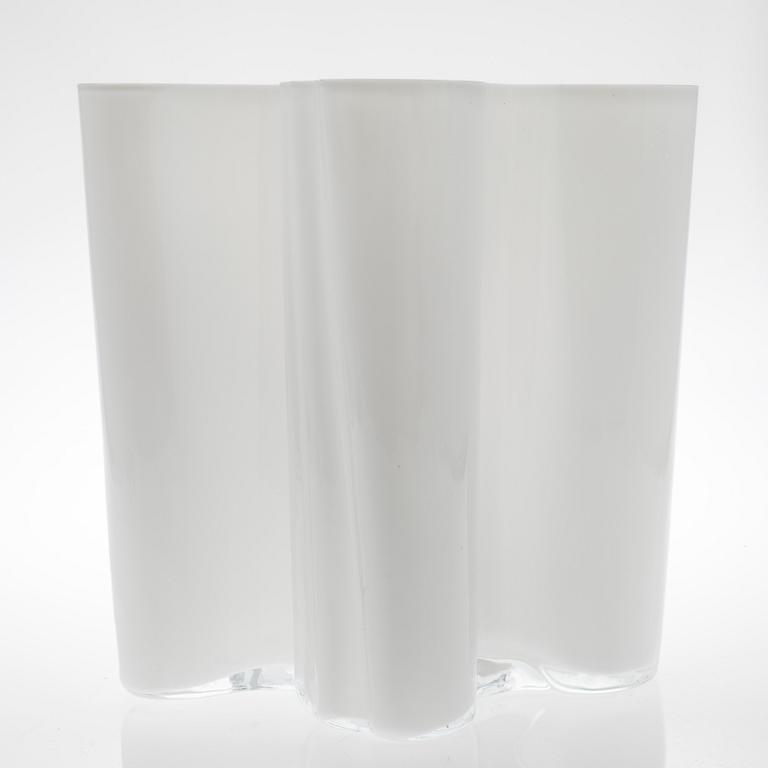 VAS, opalglas, signerad Alvar Aalto, Iittala 1970/80-tal.