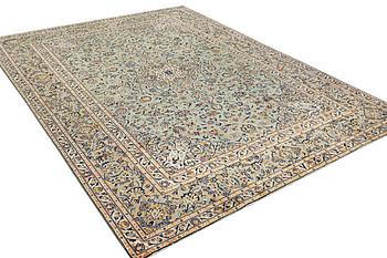 A Kashan carpet, c. 402 x 293 cm.