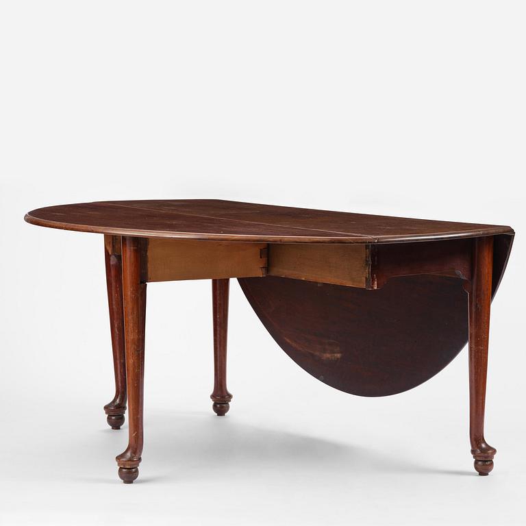 A George III mahogany gateleg table, late 18th century.