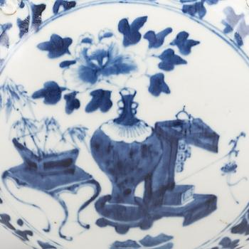 A BLUE/WHITE CHINESE QING DYNASTY VASE.