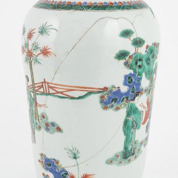 A wucai decorated vase, Qing dynasty, 19th Century.