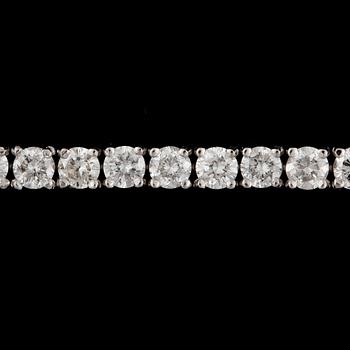 ARMBAND, 18k vitguld med ca 54 briljantslipade diamanter tot ca 5,67 ct. Vikt ca 12 gram.